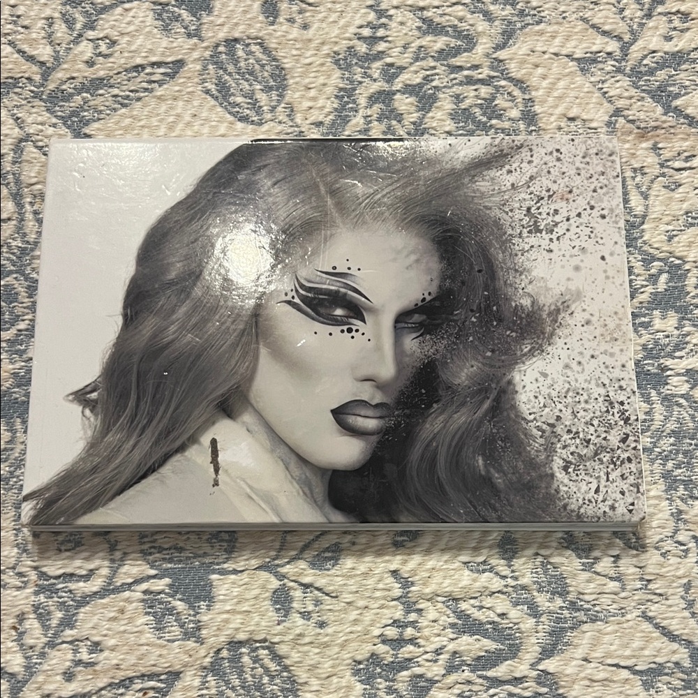 Jeffree Star Dramatic Black and White Eyeshadow Palette